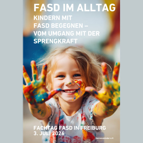 Bild eines Kindes mit Farbe an den Händen und im Gesicht